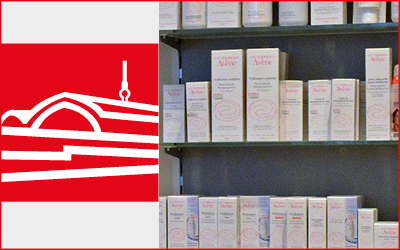 Foto eines Regals voller Avene-Produkte. Links davon das rote Icon der Apotheke am Bahnhof.